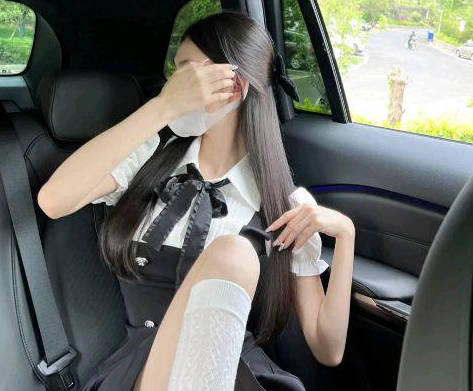 海角社区・在姐姐毫无防备的情况下我上去把姐姐按在了床上开始拔裤子